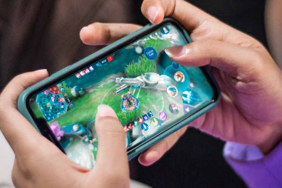 Ilustrasi mobile gaming (foto: Pandhuya Niking, unsplash)